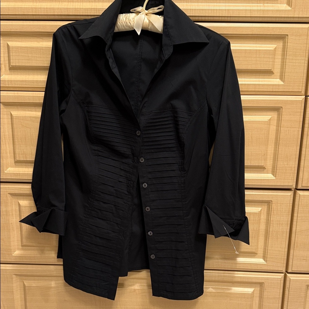 Signature by Larry Levine Black Women's button-up shirt with shapely design